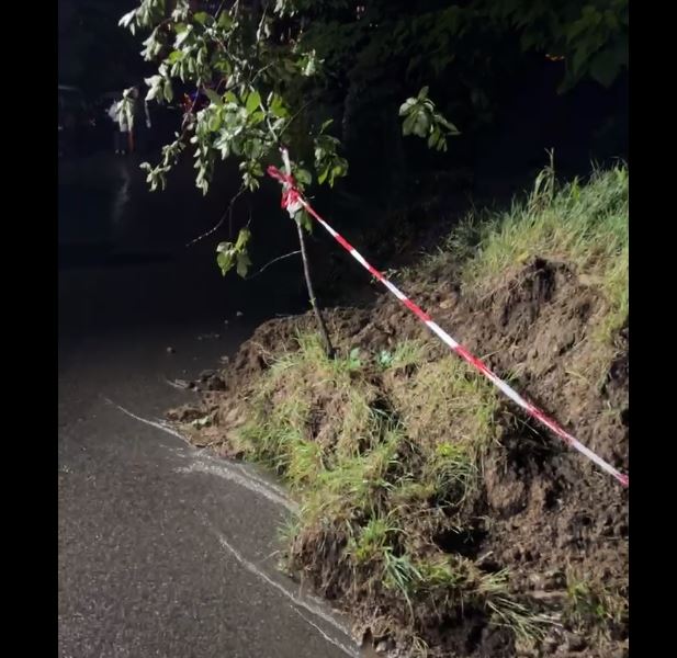 Alunecări de teren pe două străzi din Cluj-Napoca în urma ploii torențiale|Foto: Emil Boc Facebook.com