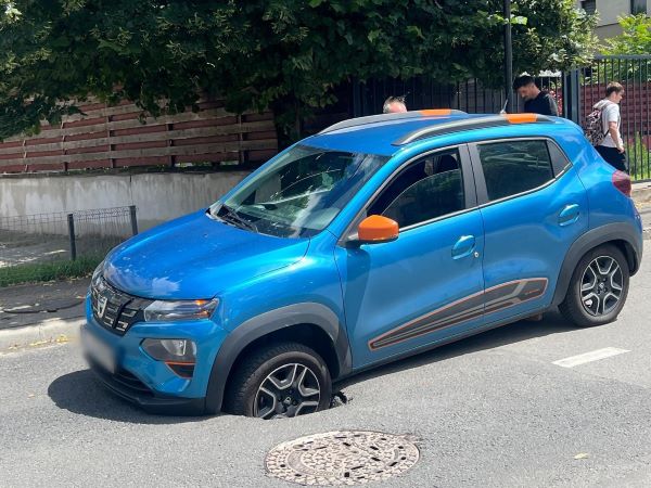 Pățania unui clujean. A rămas cu mașina blocată în asfalt. | Foto: monitorulcj.ro