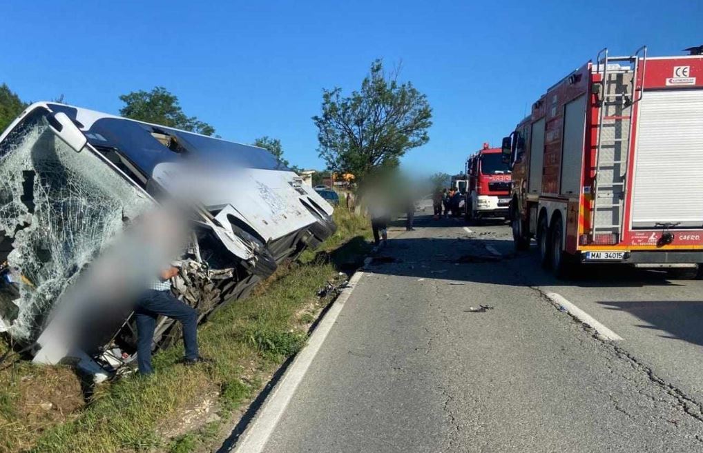 Autocar cu elevi