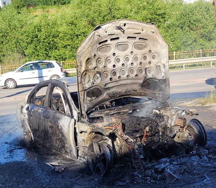 Autoturism distrus de flăcări