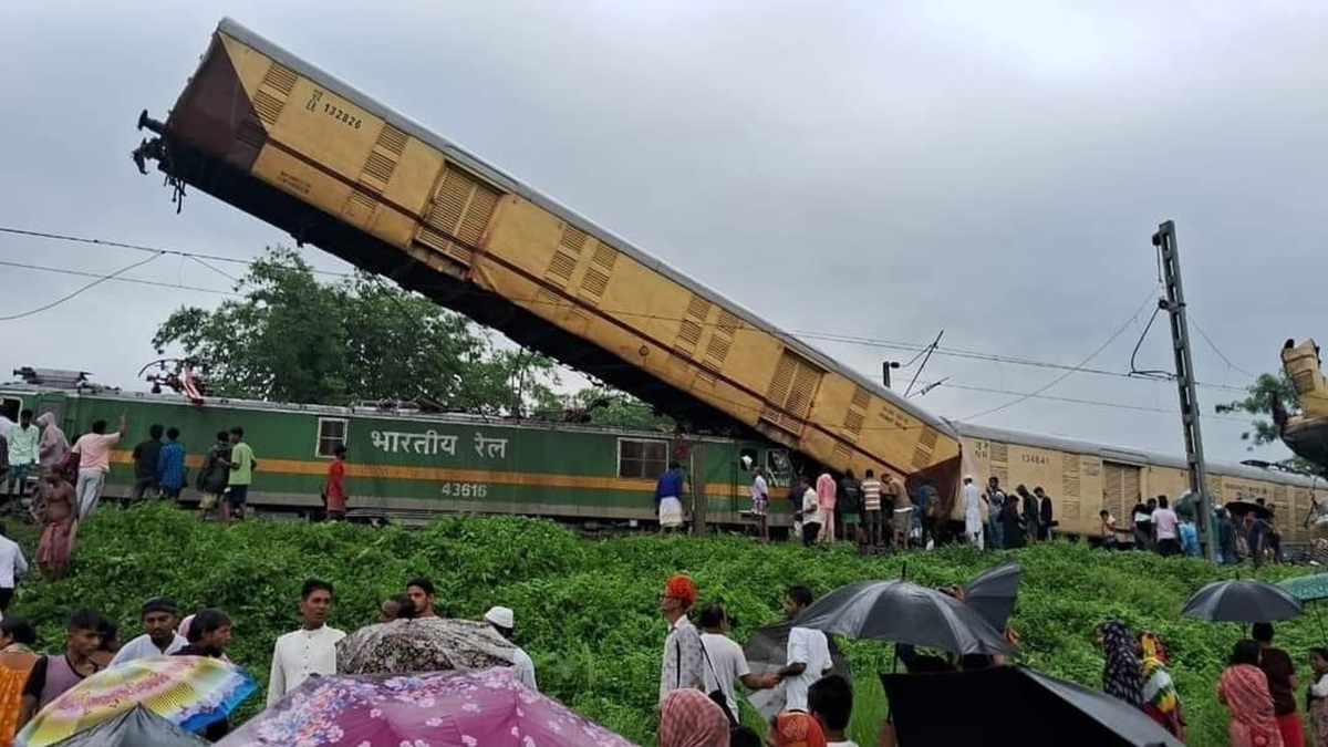 Opt oameni au murit după ce un tren de marfă a lovit un tren de pasageri