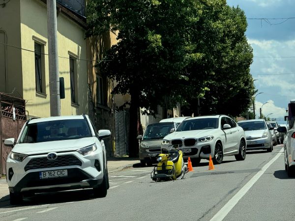 O gaură a apărut pe o stradă din Cluj-Napoca