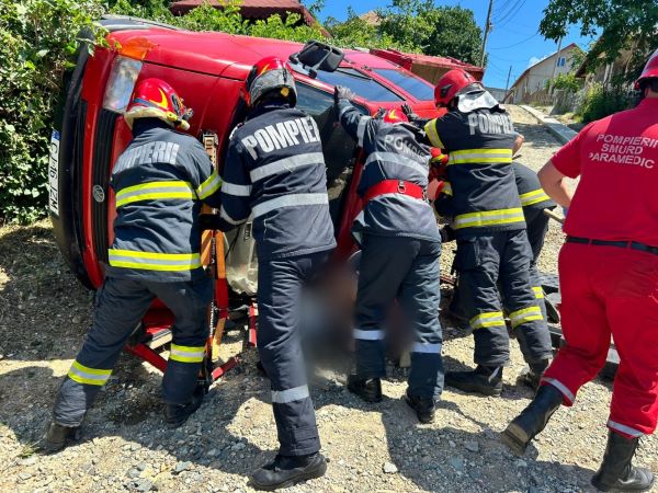 Mașină răsturnată peste o tânără în Dej | Foto: ISU Cluj