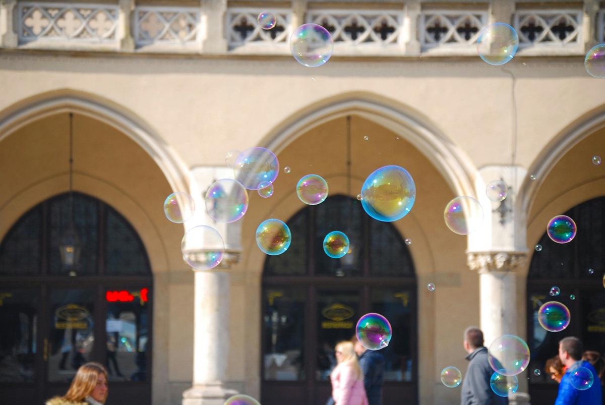 Localnicii din Cracovia au dat în judecată orașul din cauza haosului provocat de turiștii beți. Foto: pexels.com