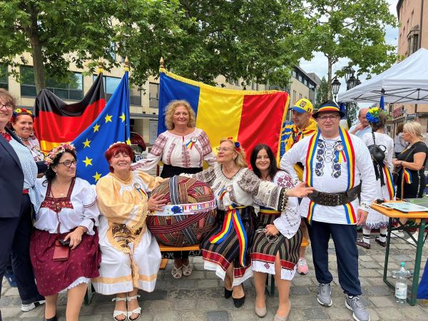 Românii din Nürnberg au intrat în Cartea Recordurilor. Au confecţionat cel mai lung şi cel mai greu brâu românesc. | Foto: Ionela van Rees- Zota – Centrul Cultural Româno- German “Dumitru Dorin Prunariu”- Nürnberg – grup Facebook