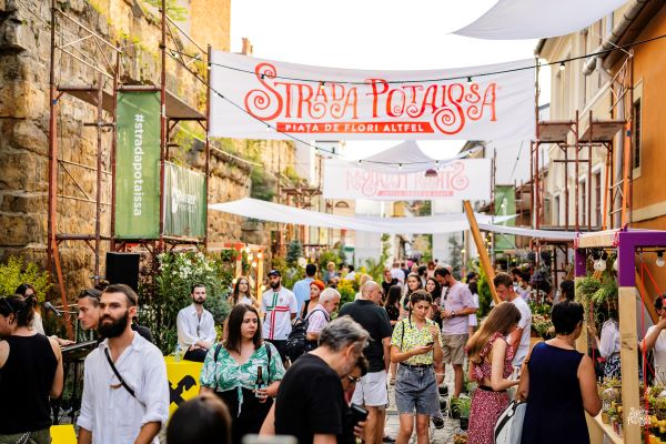 Strada Potaissa s-a transformat în piața de flori „altfel”| Foto: Strada Potaissa