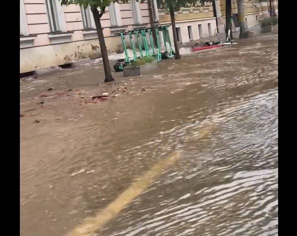 Avarie la o conductă de apă din Piața Avram Iancu|Foto: InfoTrafic Cluj-Napoca -Facebook