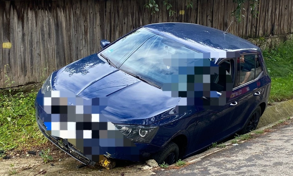 Un bărbat a rămas încarcerat după ce maşina pe care o conducea a intrat într-un cap de pod