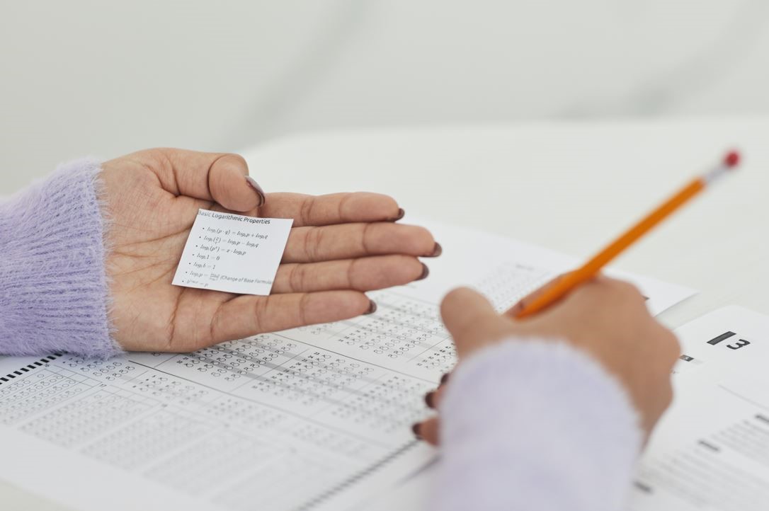 Bacalaureat 2024. Elev eliminat pentru tentativă de fraudă și zeci de candidați absenți la proba la alegere a profilului
