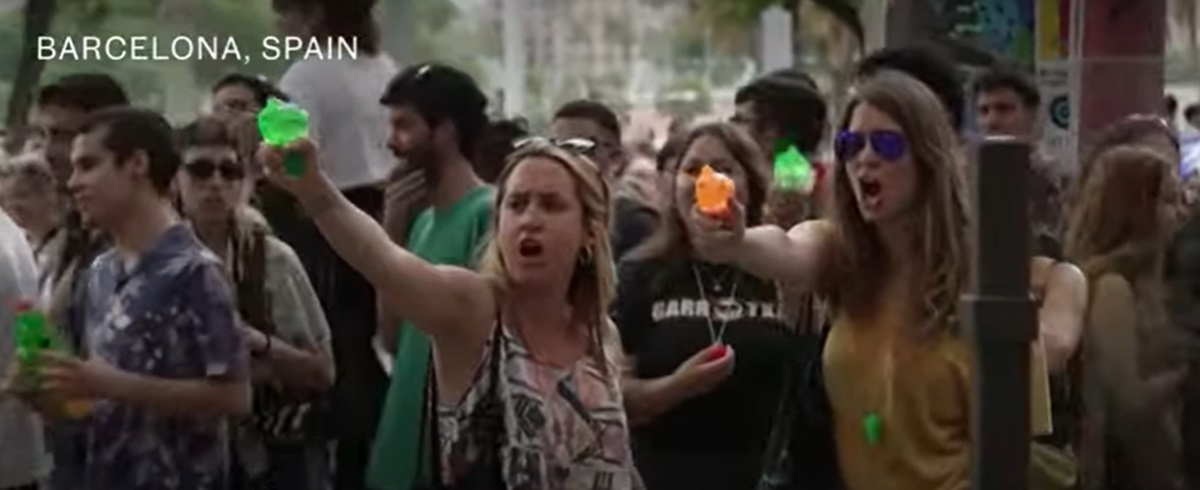 Localnicii din Barcelona au atacat turiștii cu pistoale cu apă