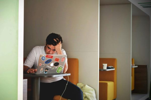 Tinerii ies de pe băncile facultății direct șomeri. „Nu găsești ușor un loc de muncă