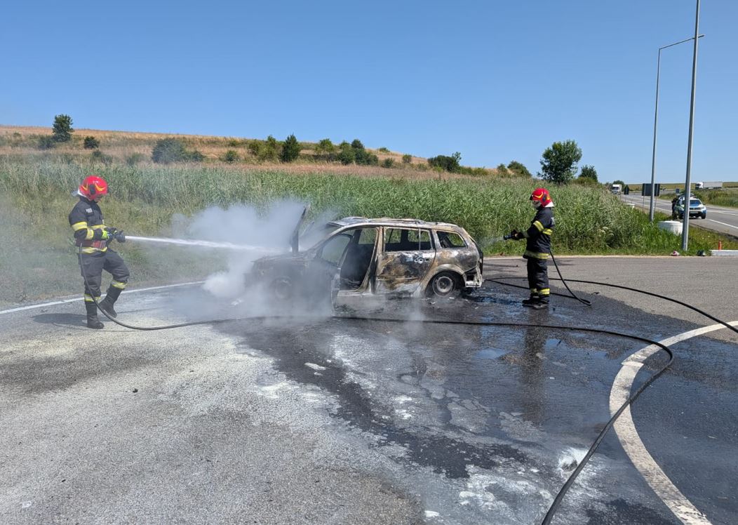 Autoturism în flăcări