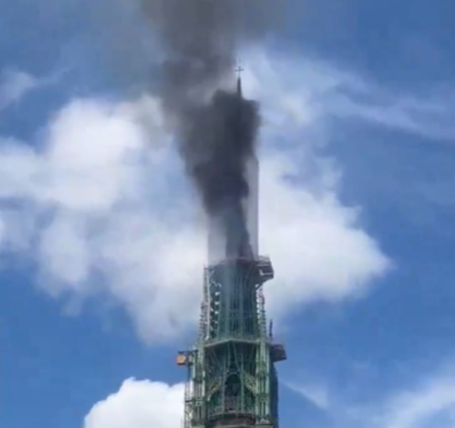 Un incendiu puternic a cuprins turla Catedralei Notre-Dame din Rouen| Foto: @visegrad24 - X