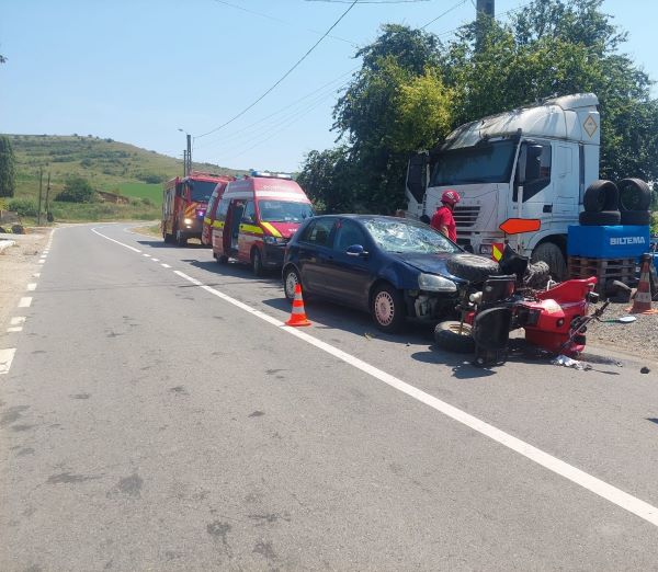 Accident între o mașină și un ATV