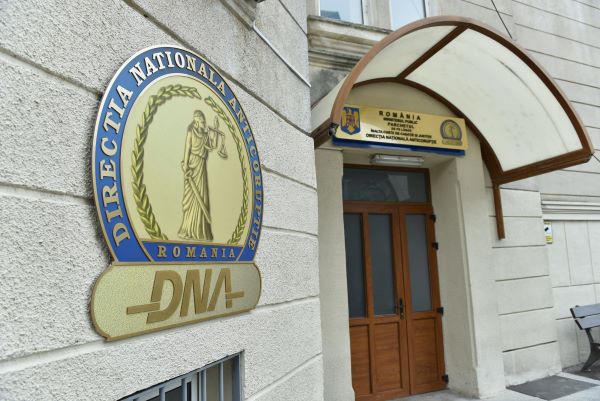 „Fabrica de permise” de la Suceava. 5 polițiști și 15 administratori de școli de șoferi și instructori
