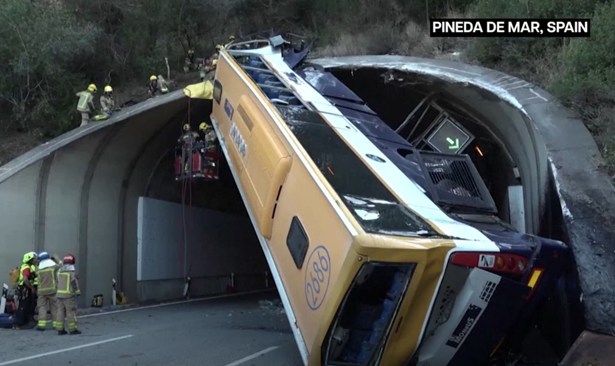Un autobuz care transporta muncitori Inditex s-a prăbușit și a rămas blocat la ieșirea dintr-un tunel