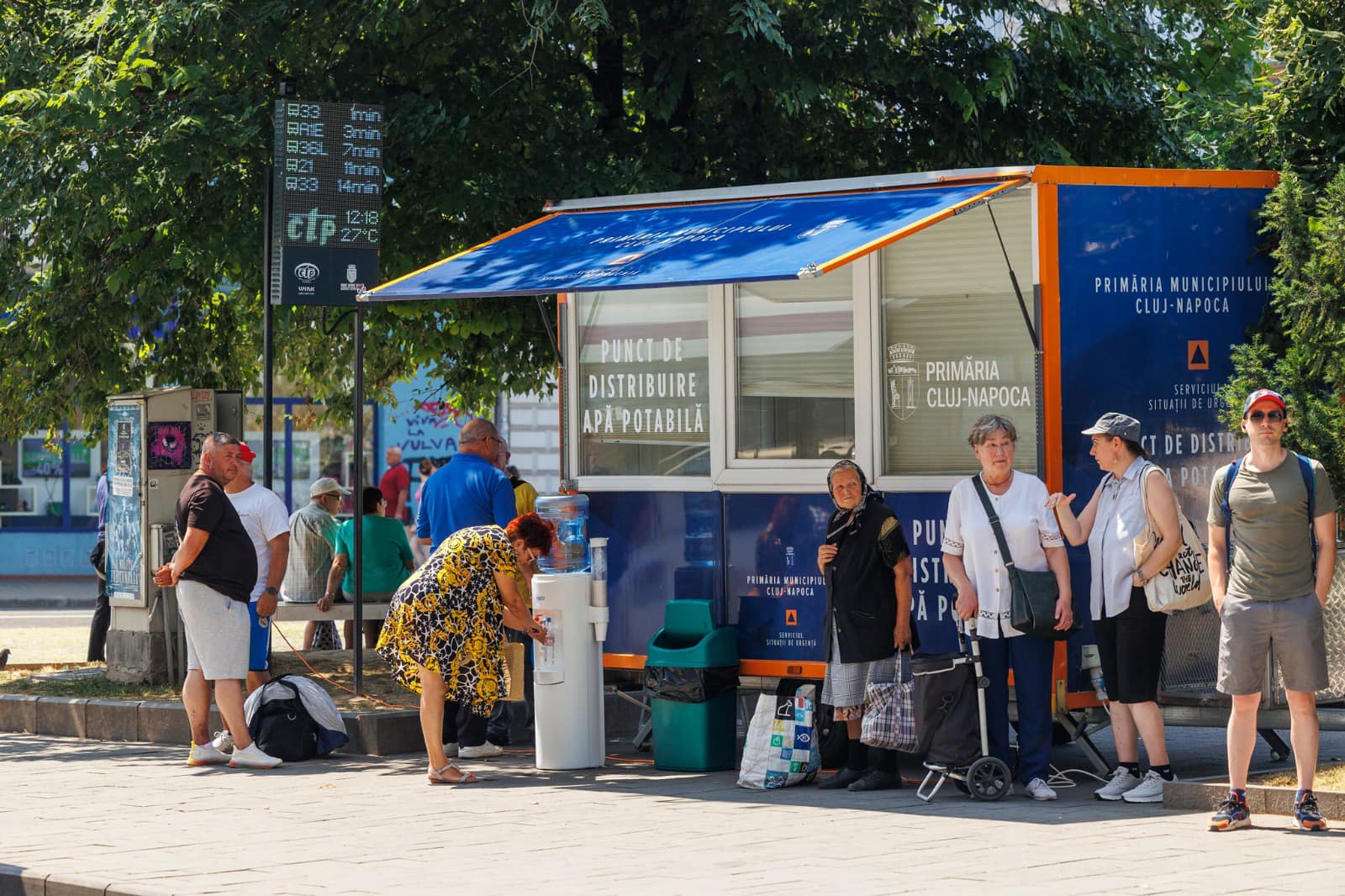 Trei rulote de distribuție a apei au fost amplasate în centrul orașului | Foto: Emil Boc - Facebook