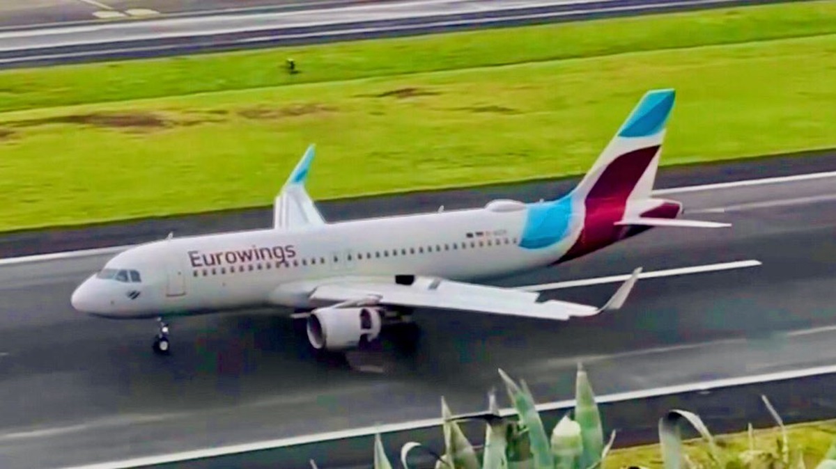 Un zbor de la Berlin spre Manchester a fost nevoit să aterizeze de urgență din cauza unui miros ciudat în aeronavă. Foto: Madeira Avgeek/Facebook