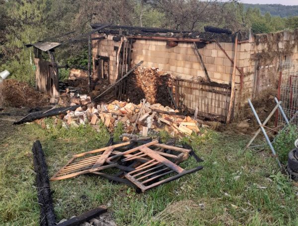 Incendiu puternic provocat de un trăznet