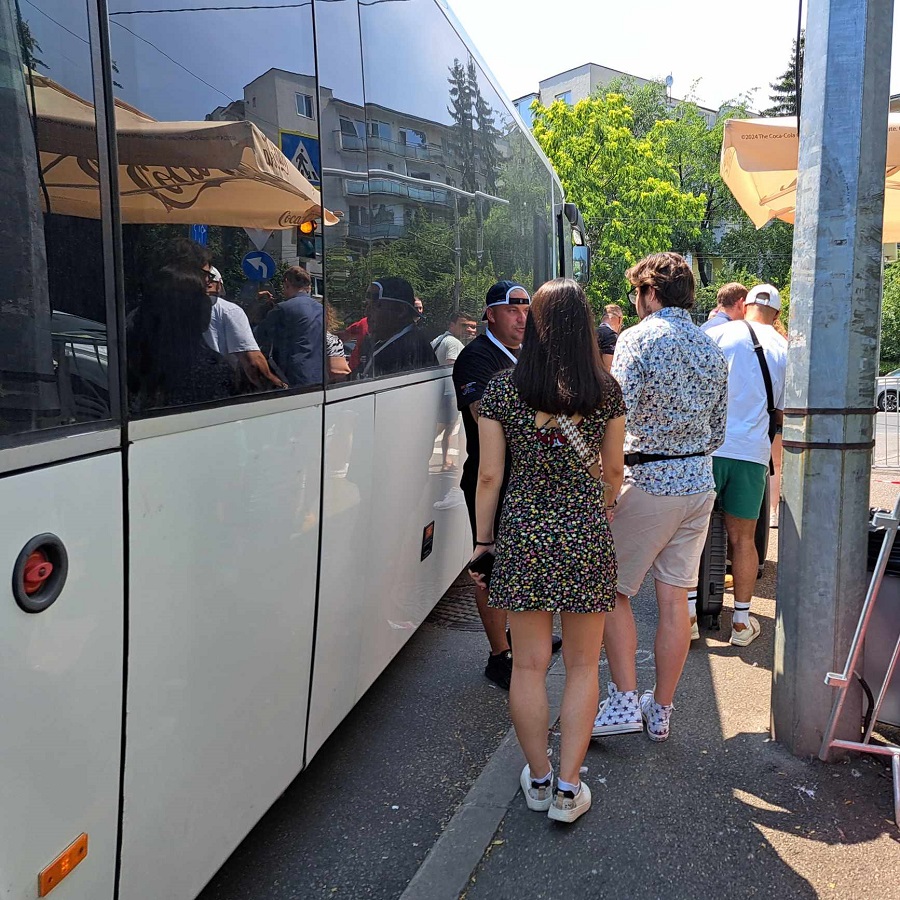 Aglomerație mare la Iulius Mall. Timpi mari de așteptare la autobuze. Foto monitorulcj.ro