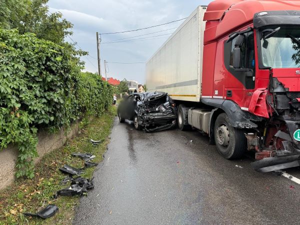 Accident între un un tir şi un autoturism pe strada Fagului din Cluj-Napoca. O femeie a fost transportată la spital. | Foto: ISU Cluj