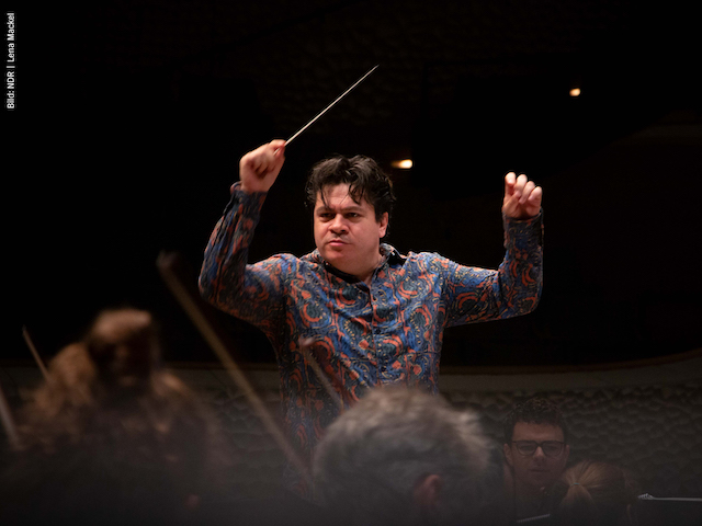 Dirijorul român Cristian Măcelaru va conduce Orchestra națională a Franței