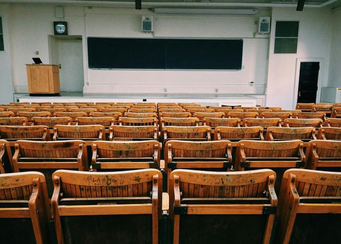 Elevii cu media 10 la Evaluarea Naţională şi Bacalaureat vor primi bani de la Guvern | Foto: pexels.com