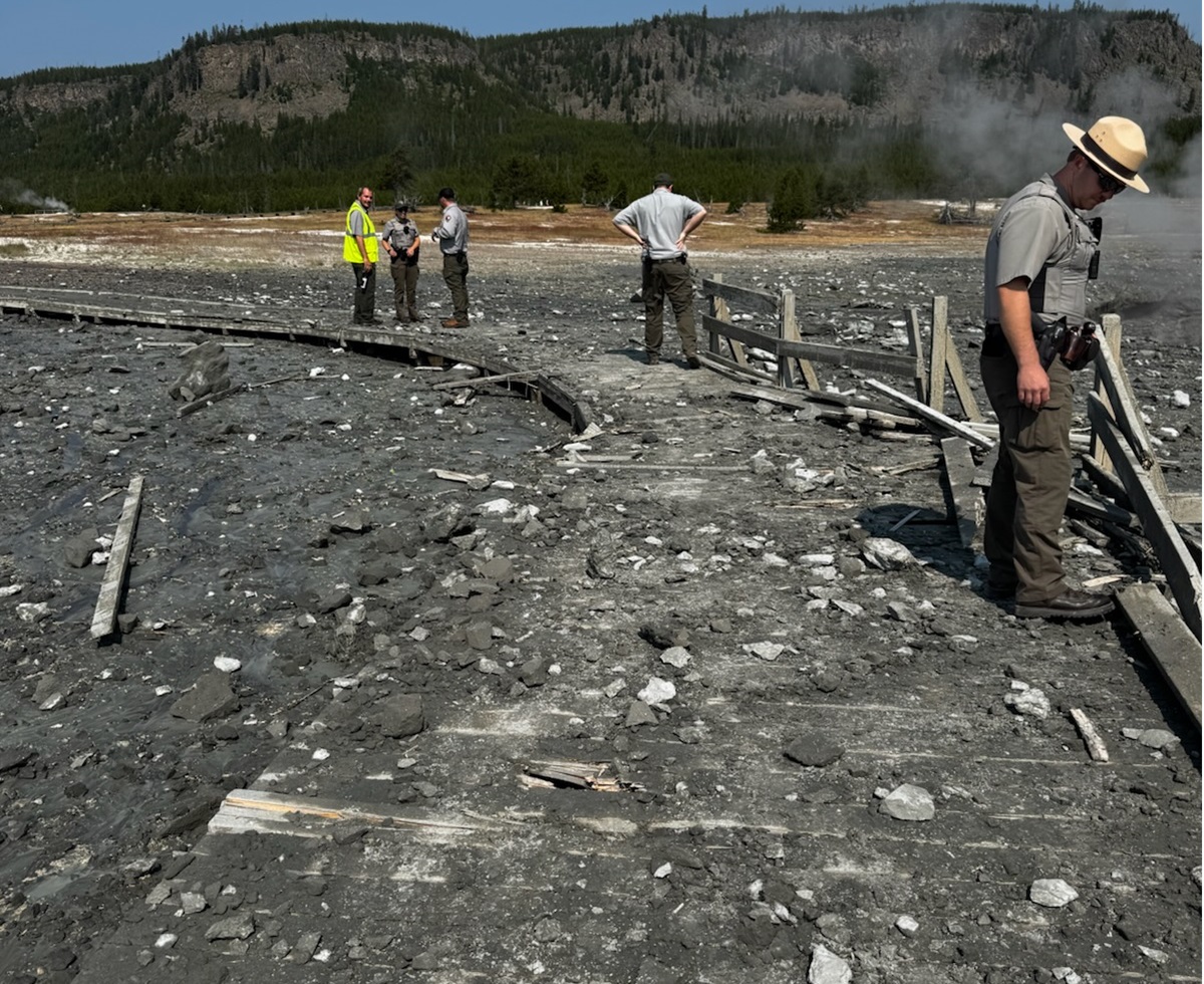 O explozie hidrotermală de mari dimensiuni a fost surprinsă de o cameră video în Parcul Național Yellowstone. Foto: Yellowstone National Park