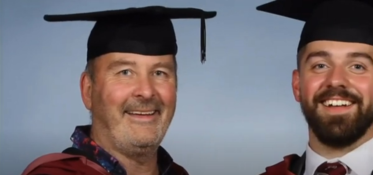 Un bărbat nu a putut participa la ceremonia de absolvire a universității din cauza unei datorii. Foto: Captură Youtube / Mark 1333