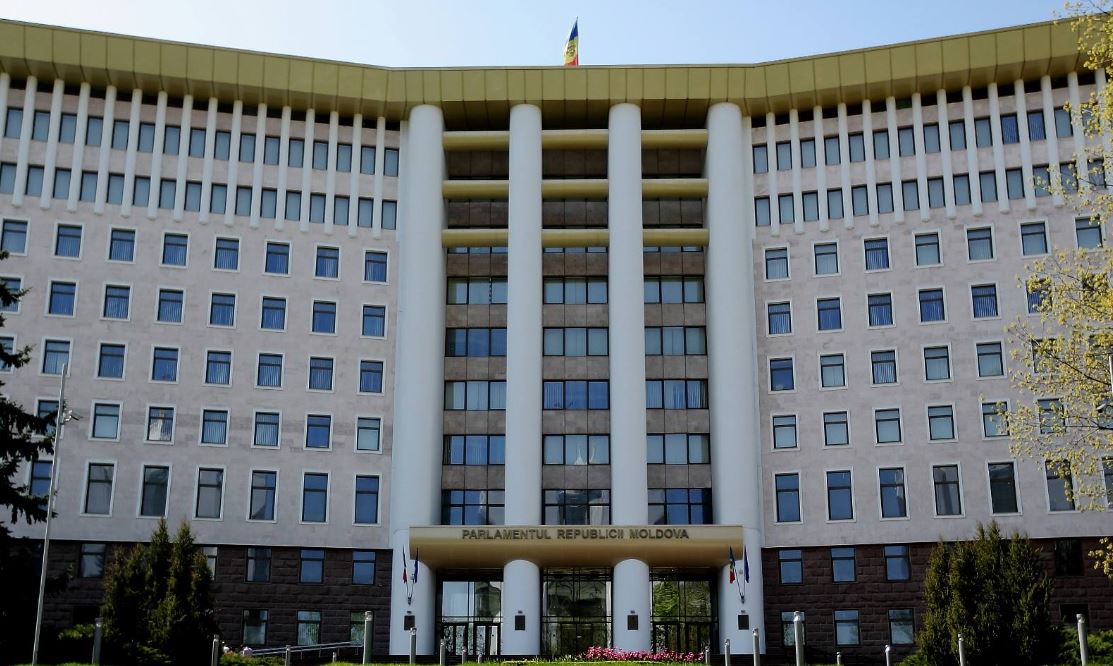 Un oficial parlamentar și un polițist de frontieră din Republica Moldova