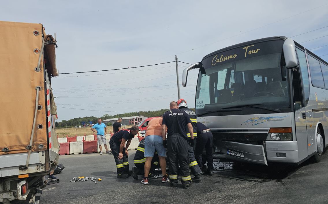 Autocar cu elevi