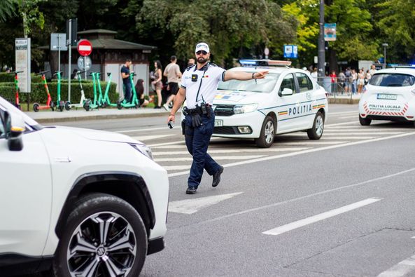 Zeci de mașini au fost trase pe dreapta