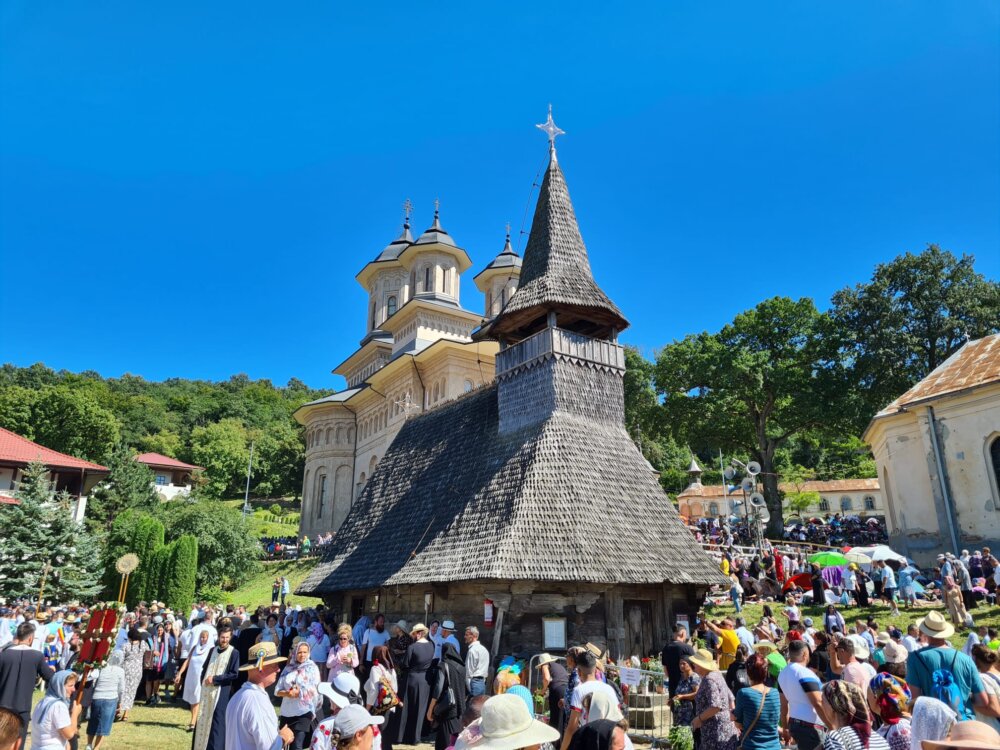 Mii de credincioși