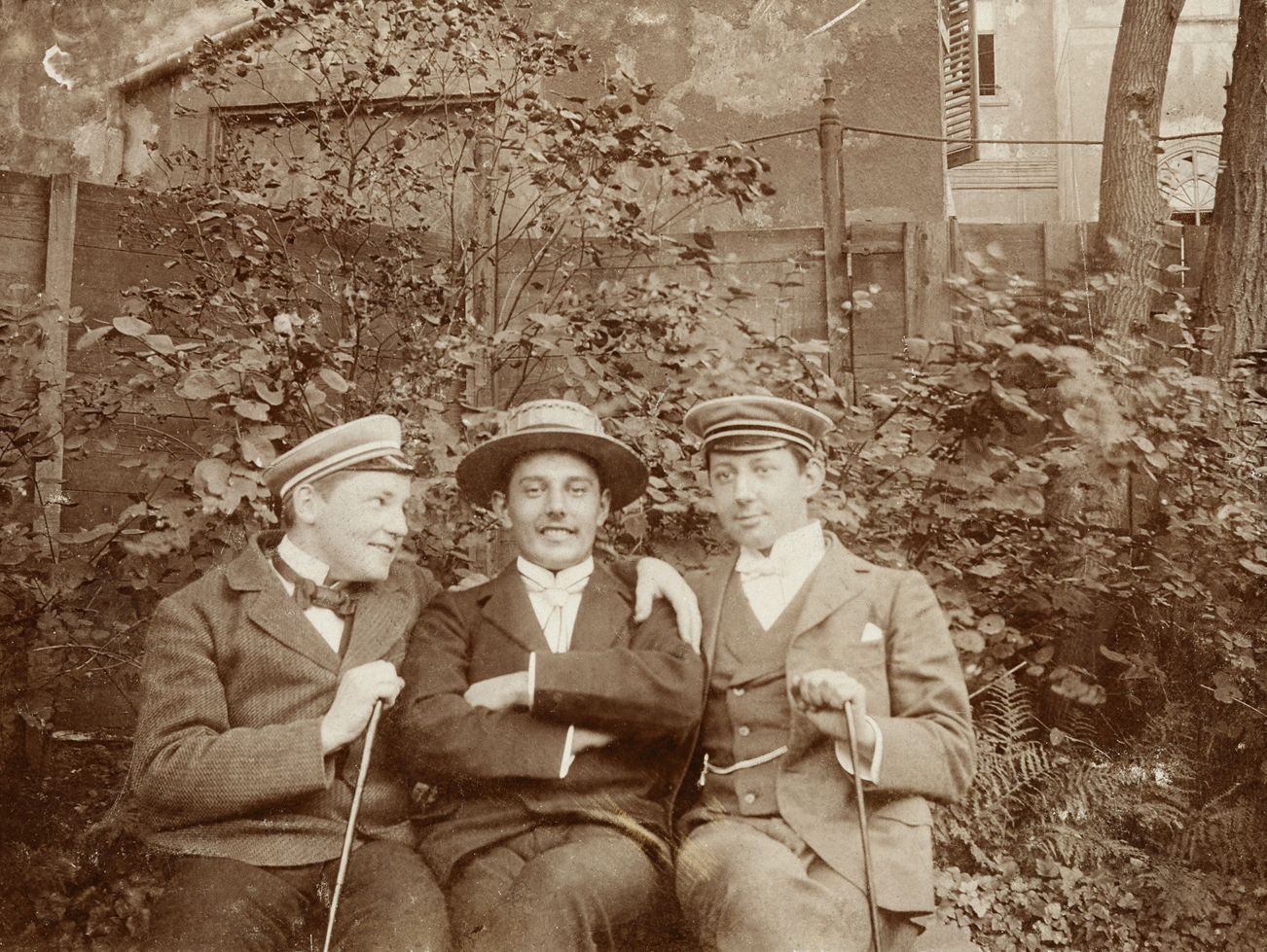 Cum erau îmbrăcați tinerii în 1900