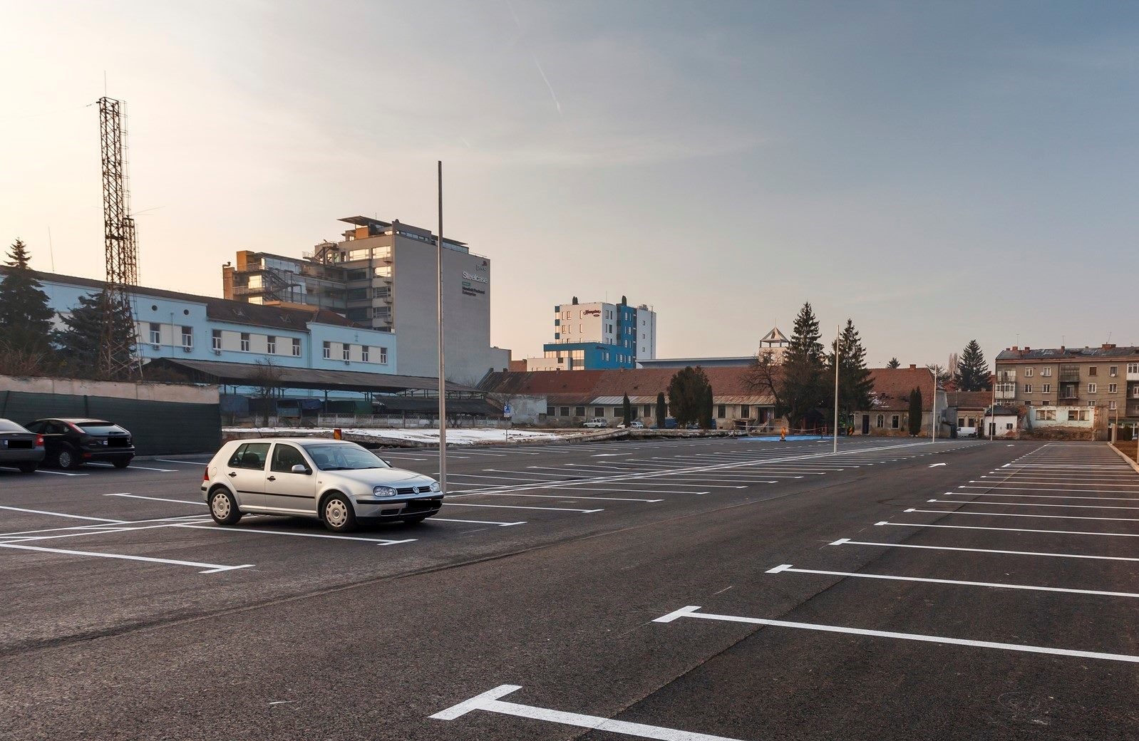 Zeci de mașini abandonate pe spațiul public