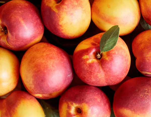 Nectarine cu nivel ridicat de pesticide