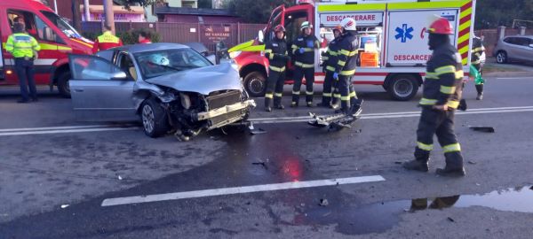 Accident grav între 3 maşini şi un autotren