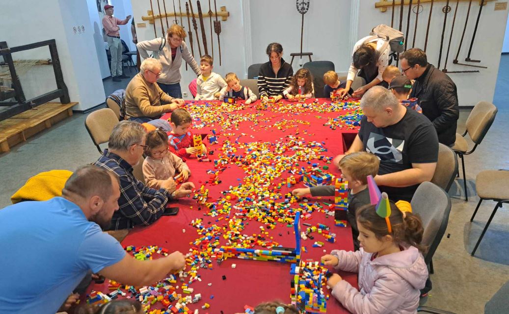 Din pasiune pentru LEGO. Vizitatori de toate vârstele au realizat împreună construcții originale