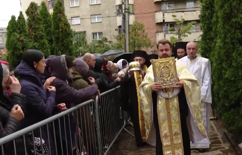 Sute de credincioși s-au închinat