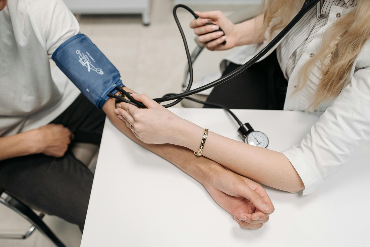 Poziția brațului în timpul măsurării tensiunii arteriale poate influența semnificativ rezultatele