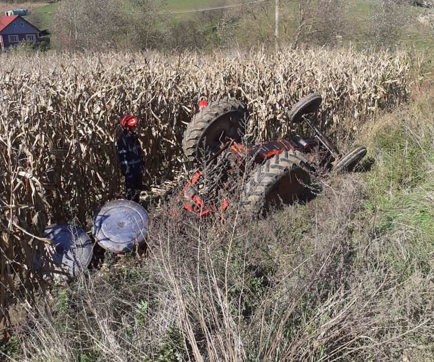 Un tânăr a murit strivit de tractor