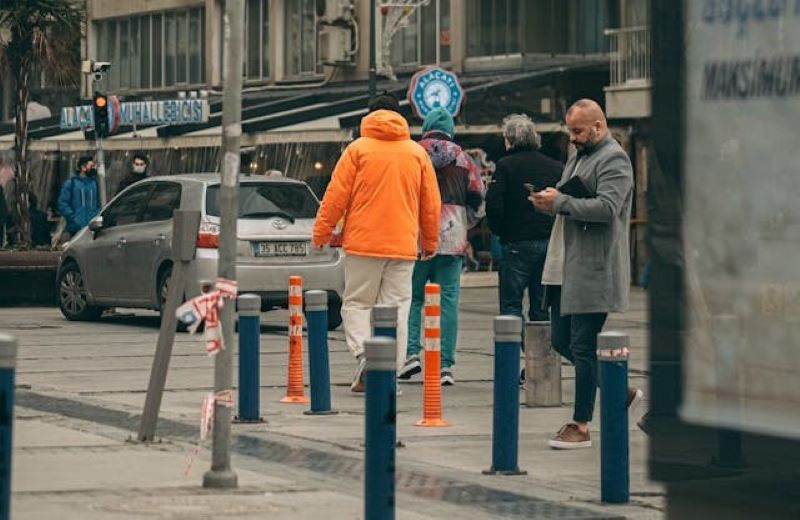 Cu ochii în telefon. Pietonii care folosesc telefonul în mers sunt expuși unui risc mai mare de accidente | Foto: pexels.com
