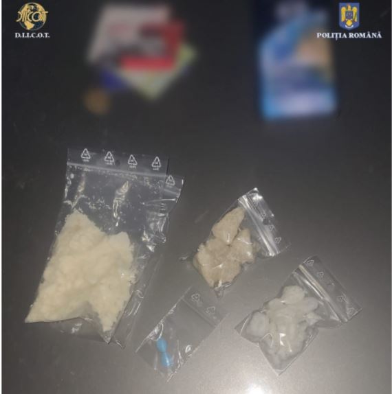 Tineri prinși în flagrant cu droguri