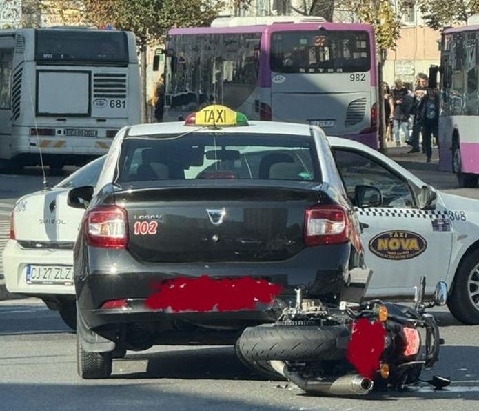 Accident rutier în Piața Mihai Viteazul. Motociclist rănit
