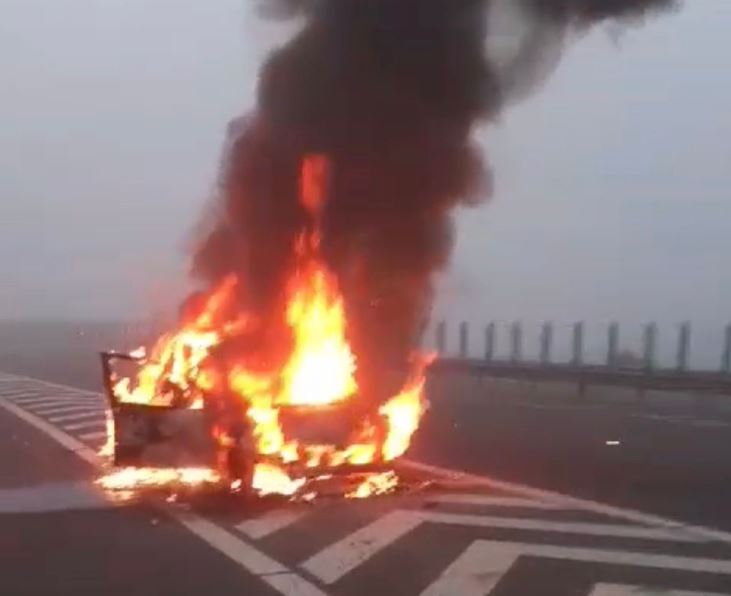 Autoturism cuprins de flăcări