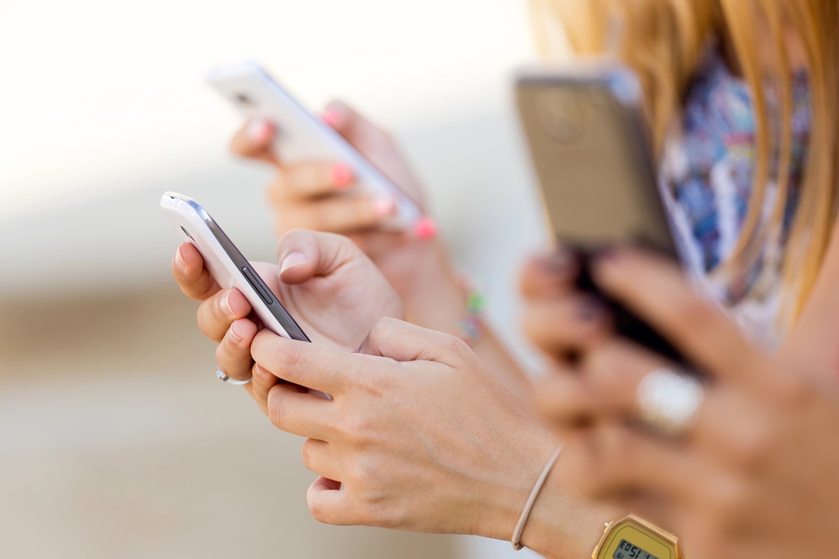 Deși mulți cred că telefoanele le ascultă conversațiile pentru reclame personalizate