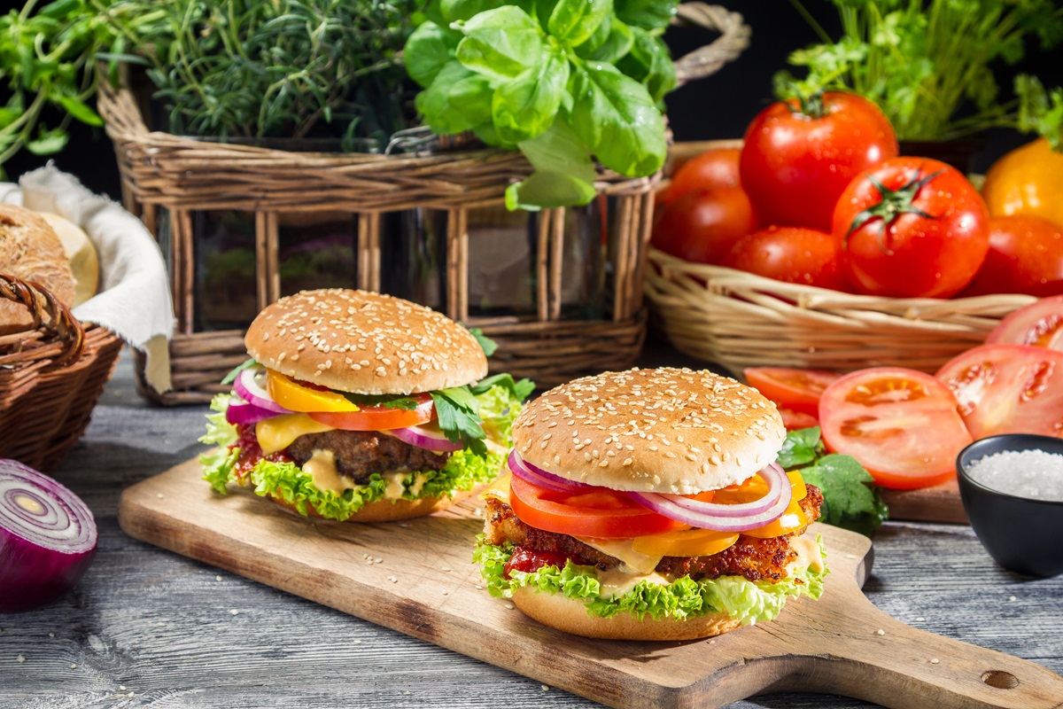 Burgerii vegetali vânduți în marile lanțuri de fast-food conțin între 7 și 20 aditivi alimentari și cantități mari de sare