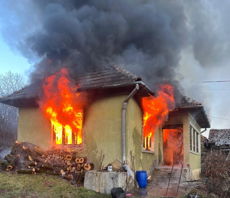 Un incendiu puternic a distrus o casă din Pălatca