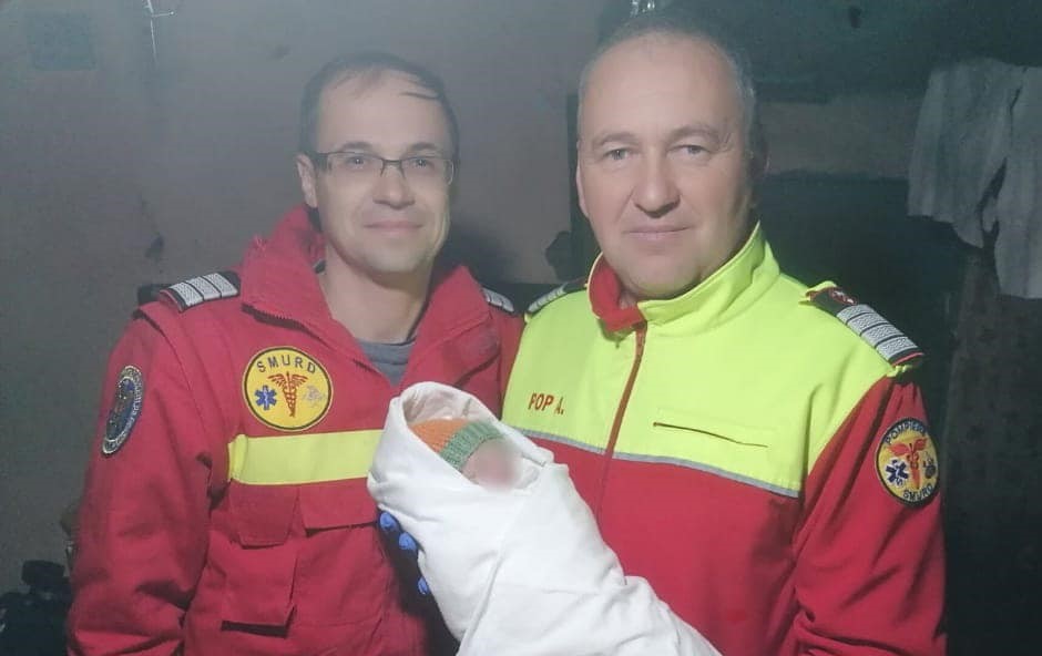 O mămică care a întrat în travaliu la locuința ei din Bedeciu