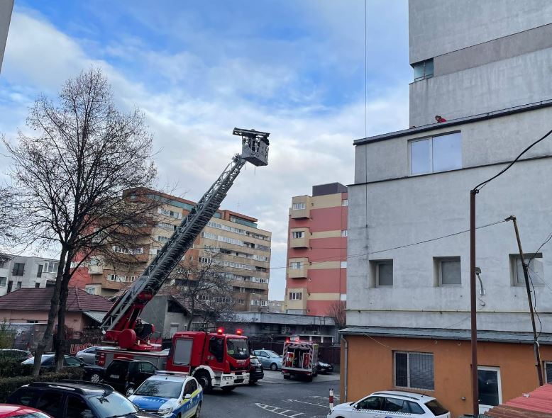 Minorul căzut de la etajul 6 pe copertina unui bloc din Mărăști ar fi fost trimis în judecată că a abuzat 6 copii în parcurile din Cluj | Foto: ISU Cluj